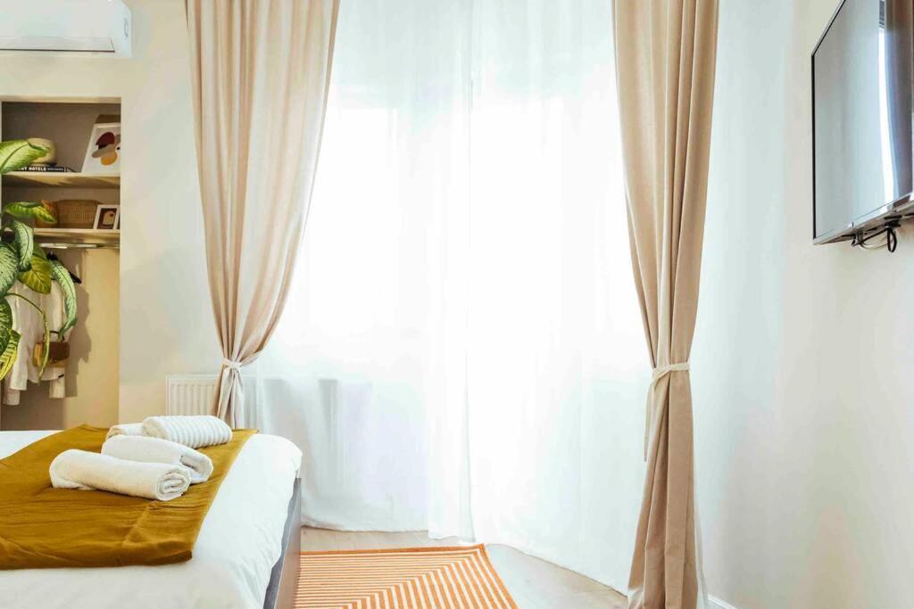 Stunning Views - Location - Netflix + Balcony Apartamento Bucareste
