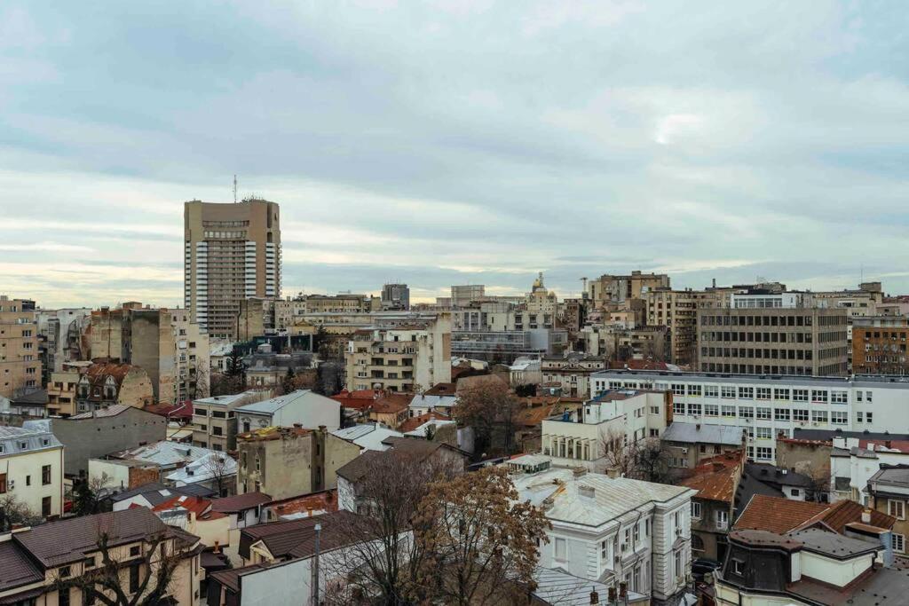 Stunning Views - Location - Netflix + Balcony Apartamento Bucareste
