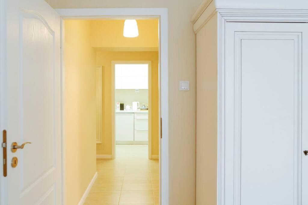 Elegant Vibes Next To Obor Market Apartment