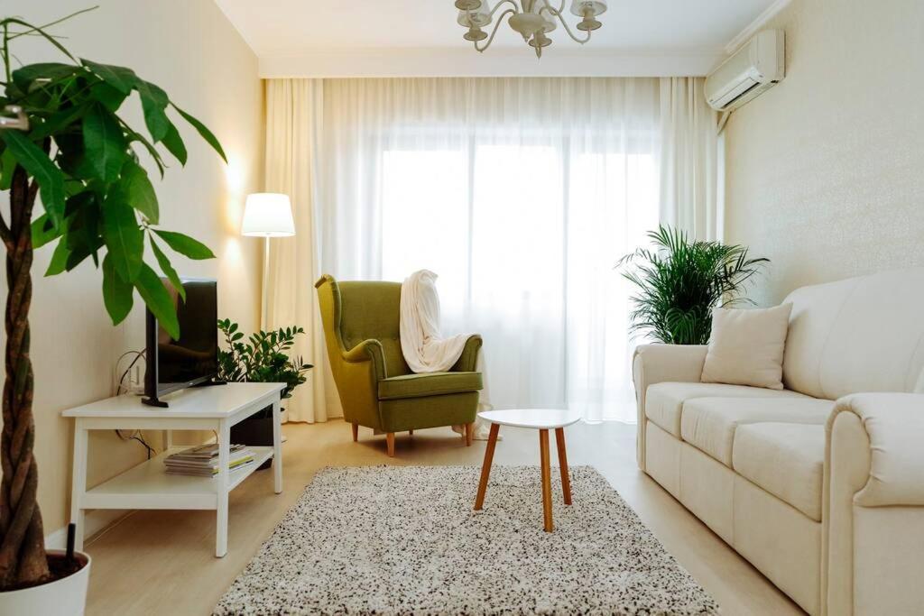 Elegant Vibes Next To Obor Market Apartment