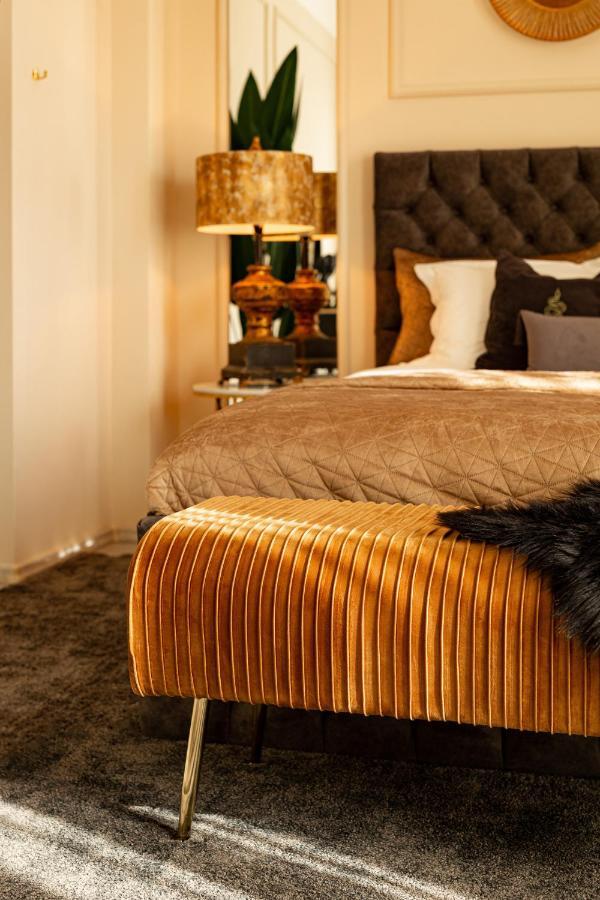 Qult - The Aristocrat Apartamento *