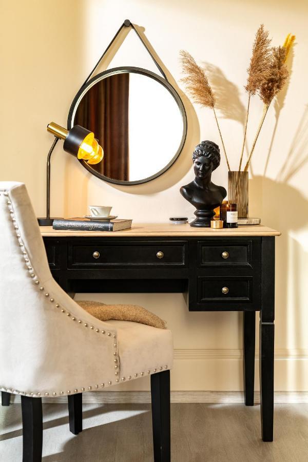 Qult - The Aristocrat * Bucareste