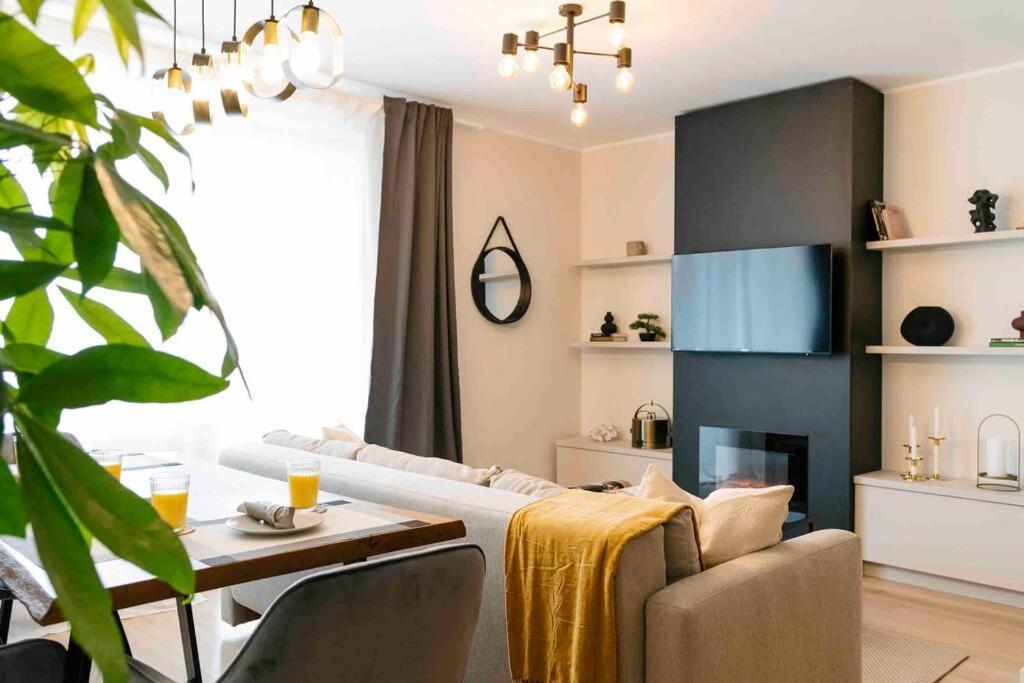Sunny 2br Flat-top Location-amazing Views *