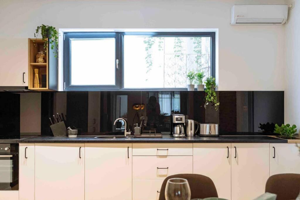 Apartment Bright 3Br Flat-Top Location-Green View Balcony
