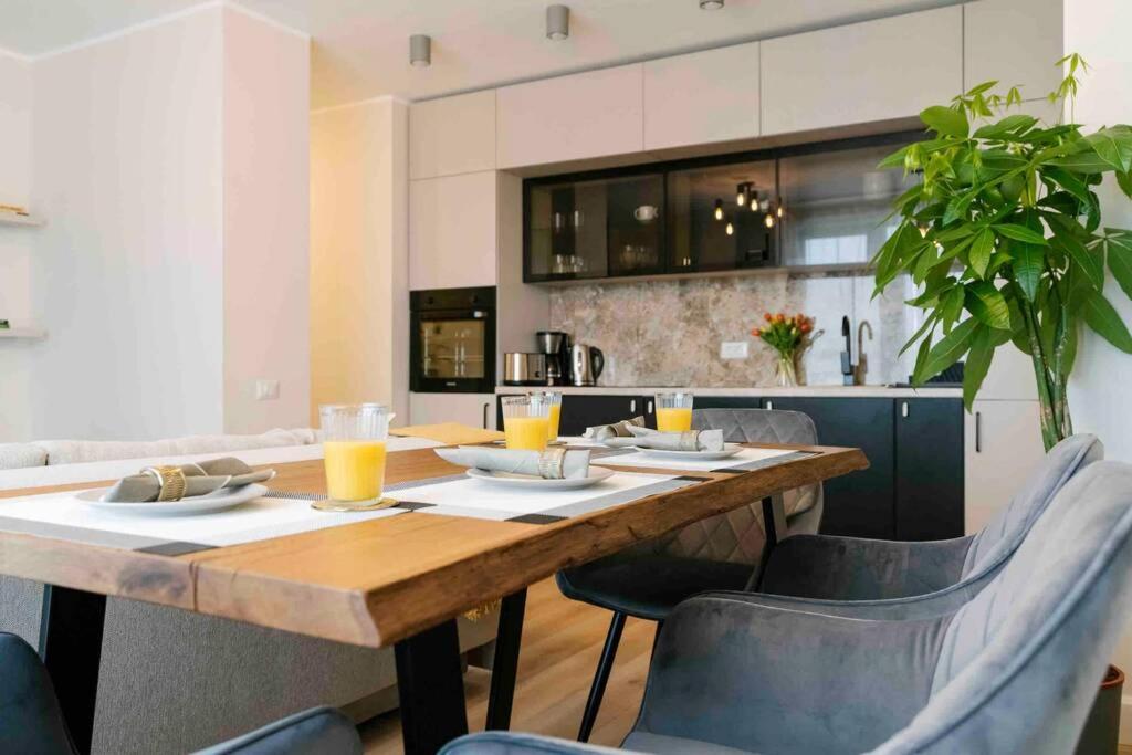 Sunny 2br Flat-top Location-amazing Views Apartament