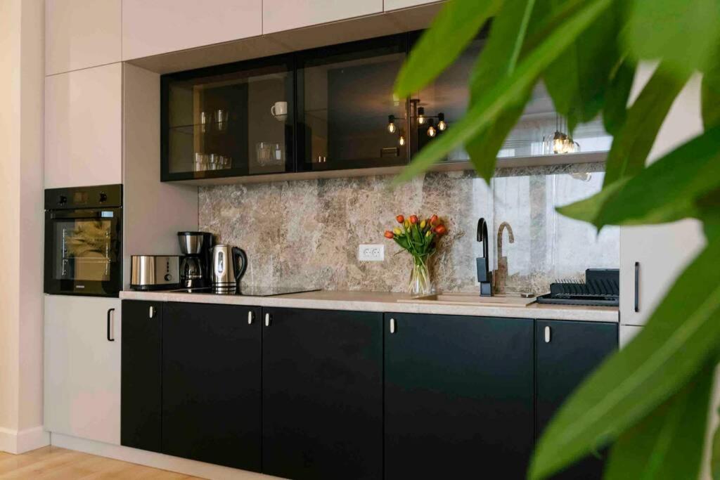 Sunny 2br Flat-top Location-amazing Views *