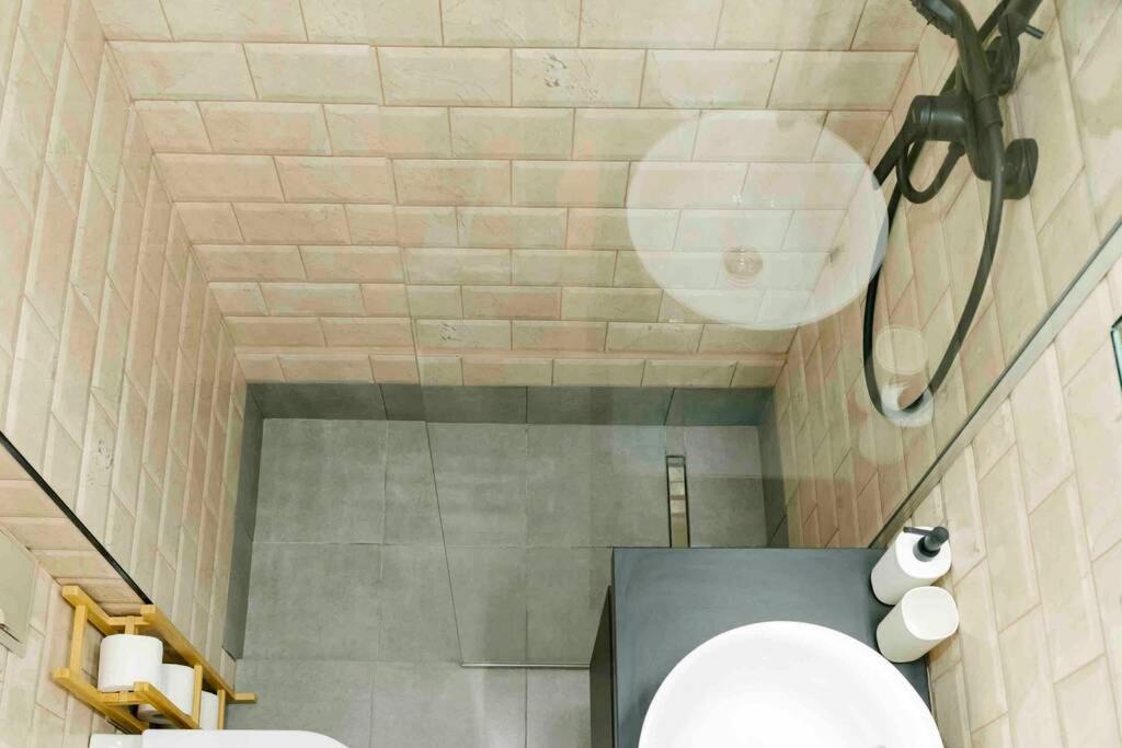 Sunny 2br Flat-top Location-amazing Views *