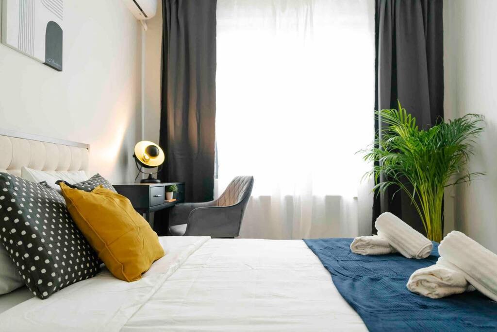 Sunny 2br Flat-top Location-amazing Views Apartament