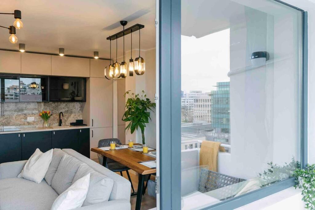 Sunny 2br Flat-top Location-amazing Views *