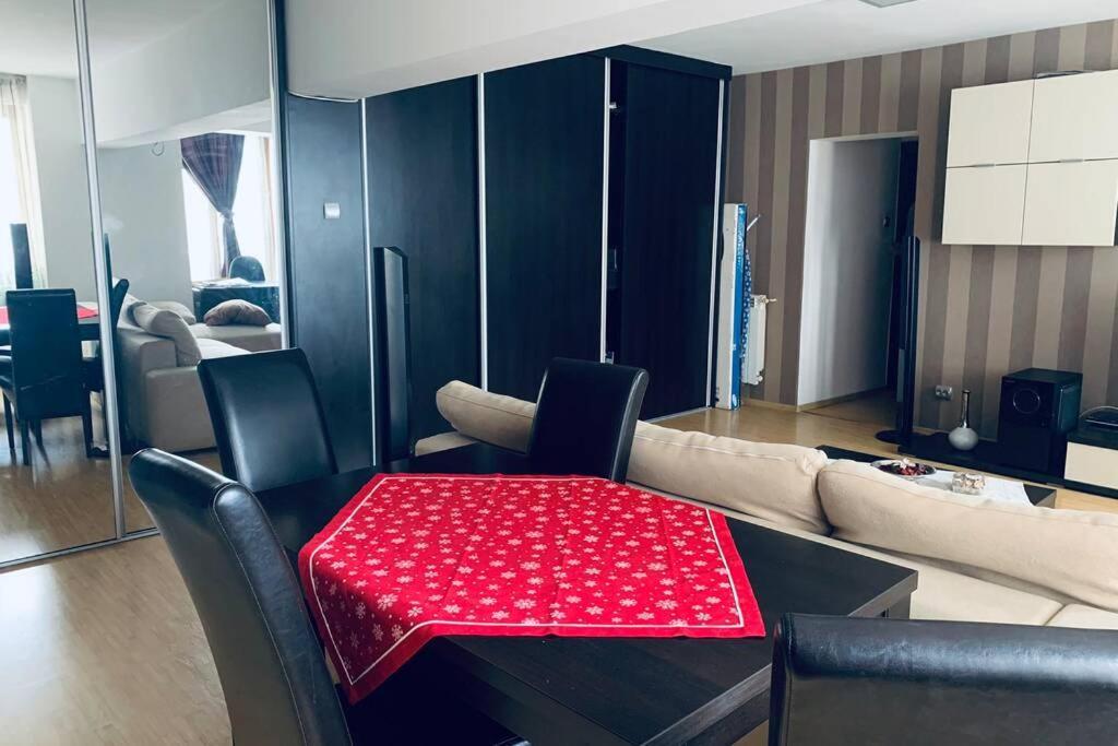 Cozy 2 Close To Center Apartment