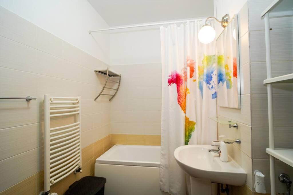 Sky Modern 1 Bedroom Apt W Free Parking Apartment *