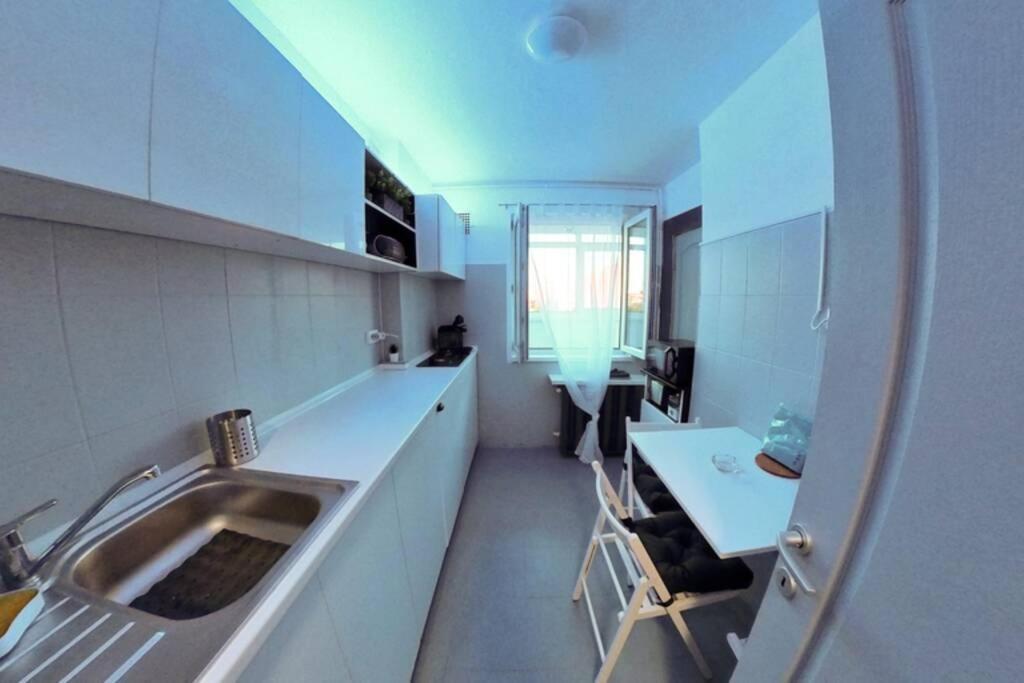 Modern 1 Bedroom In Center! *