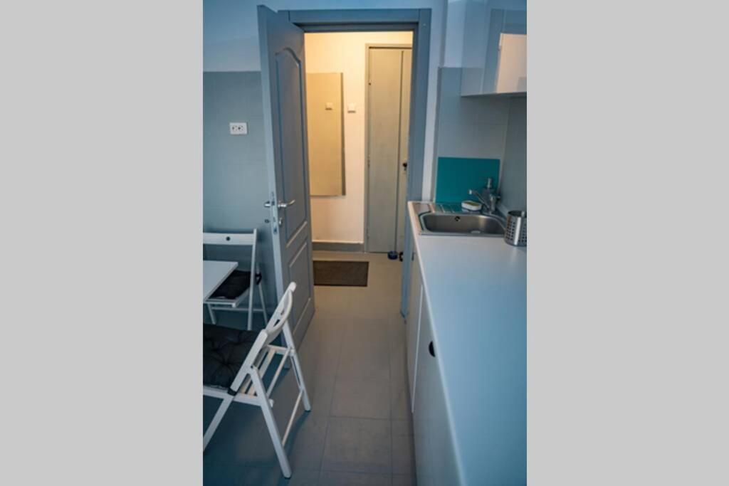 Modern 1 Bedroom In Center! *