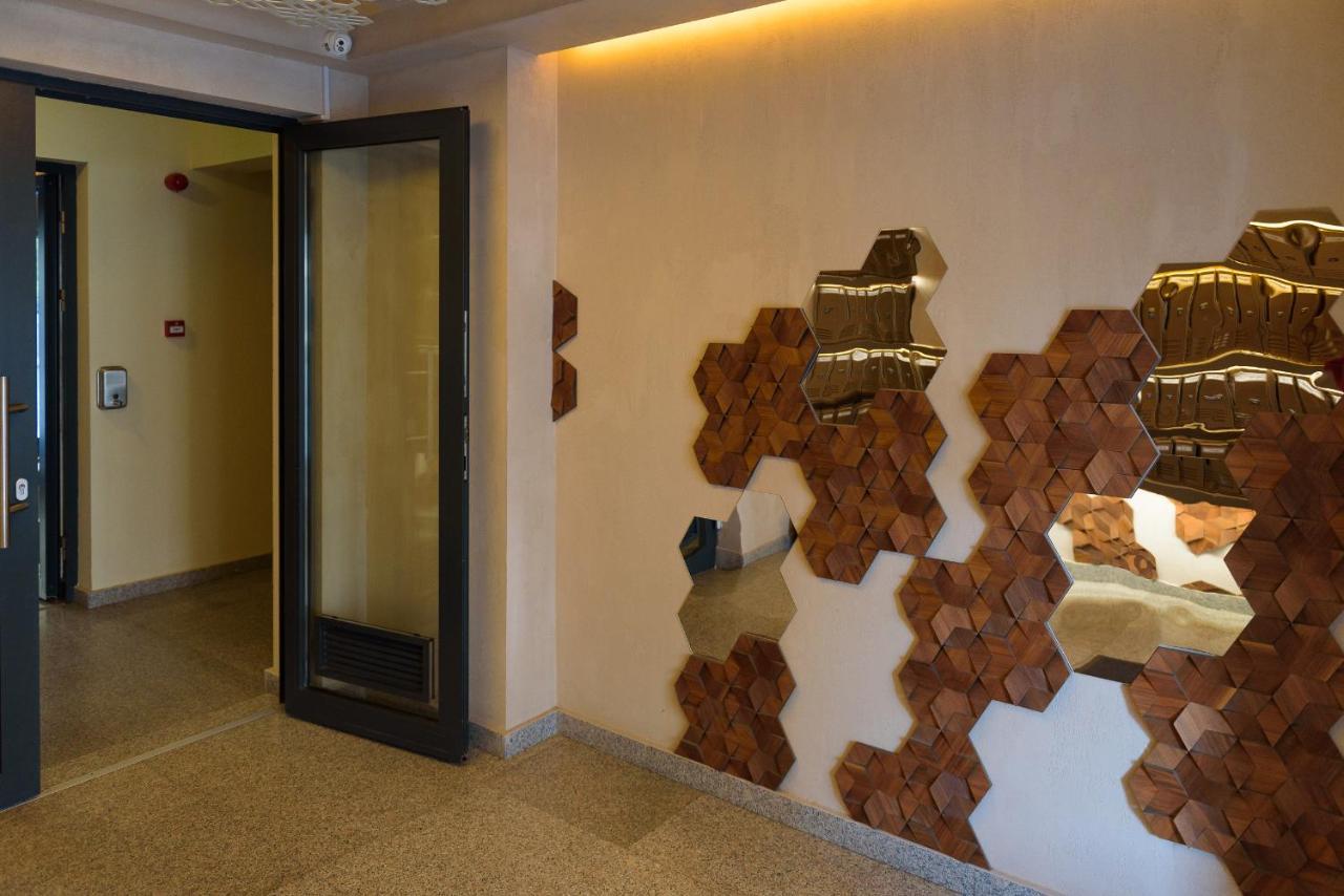 Apartment 21 *