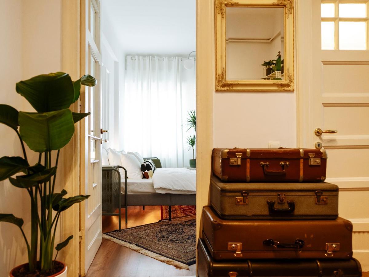 Lovely Vintage Double In Center Apartment *