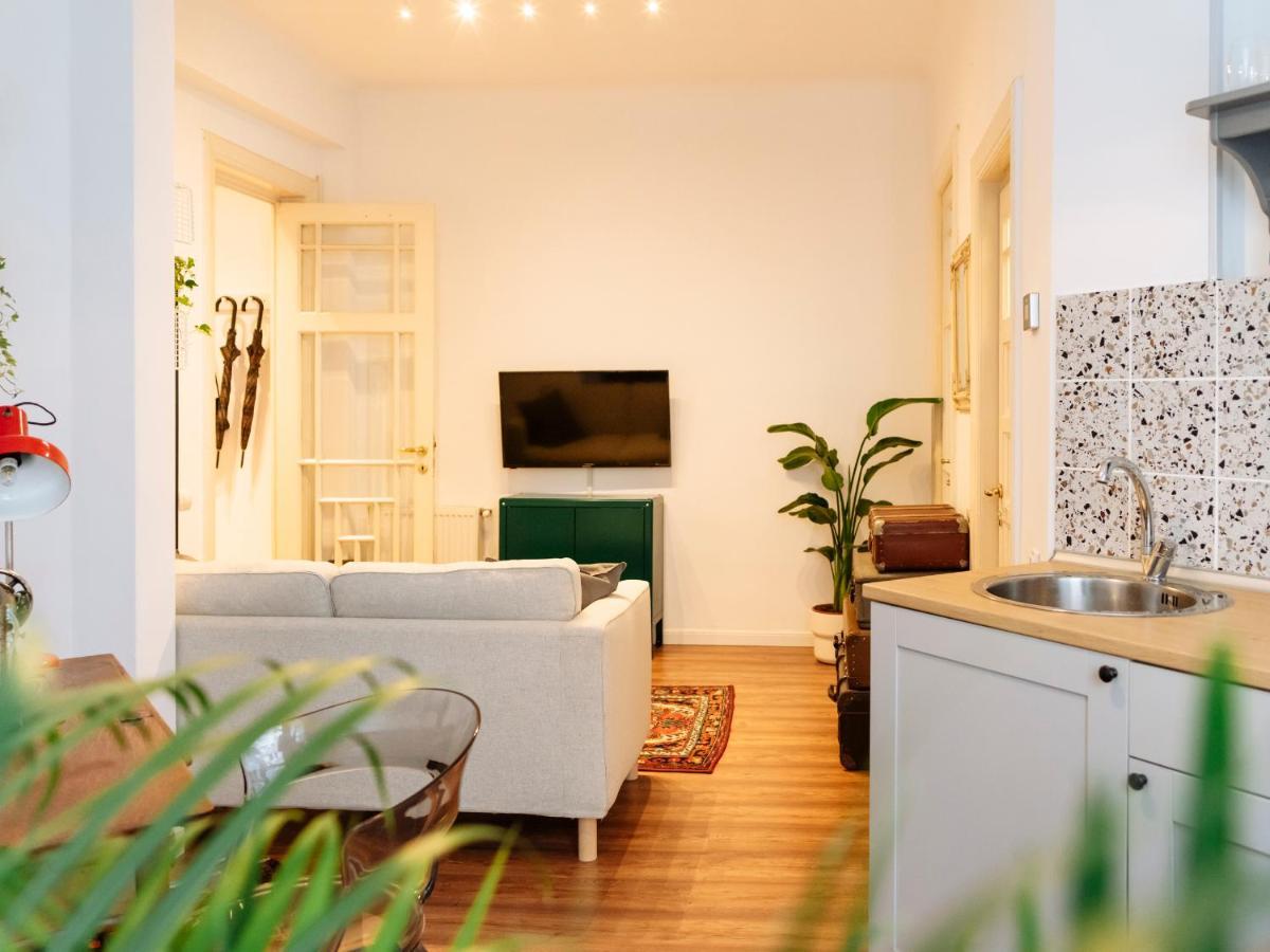 Lovely Vintage Double In Center Apartment *