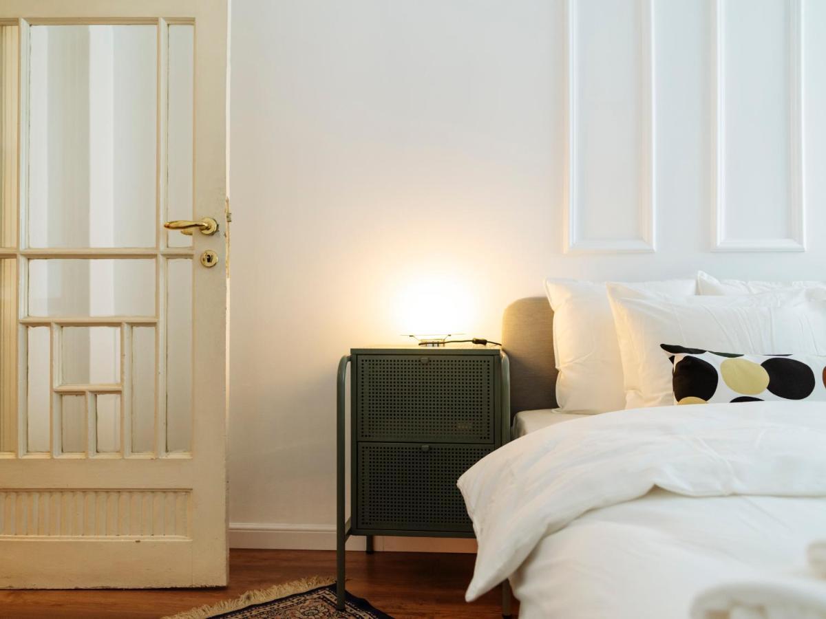 Lovely Vintage Double In Center Apartment *