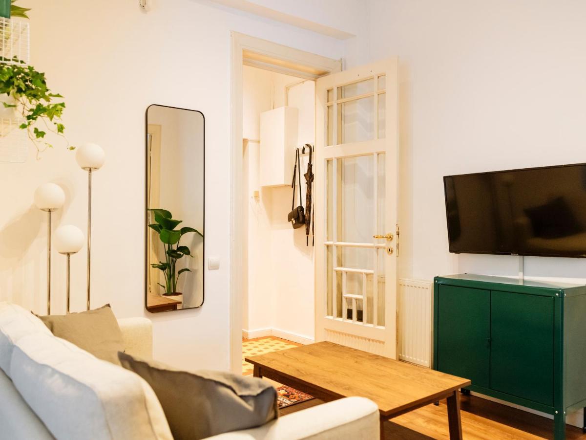 Lovely Vintage Double In Center Apartment *