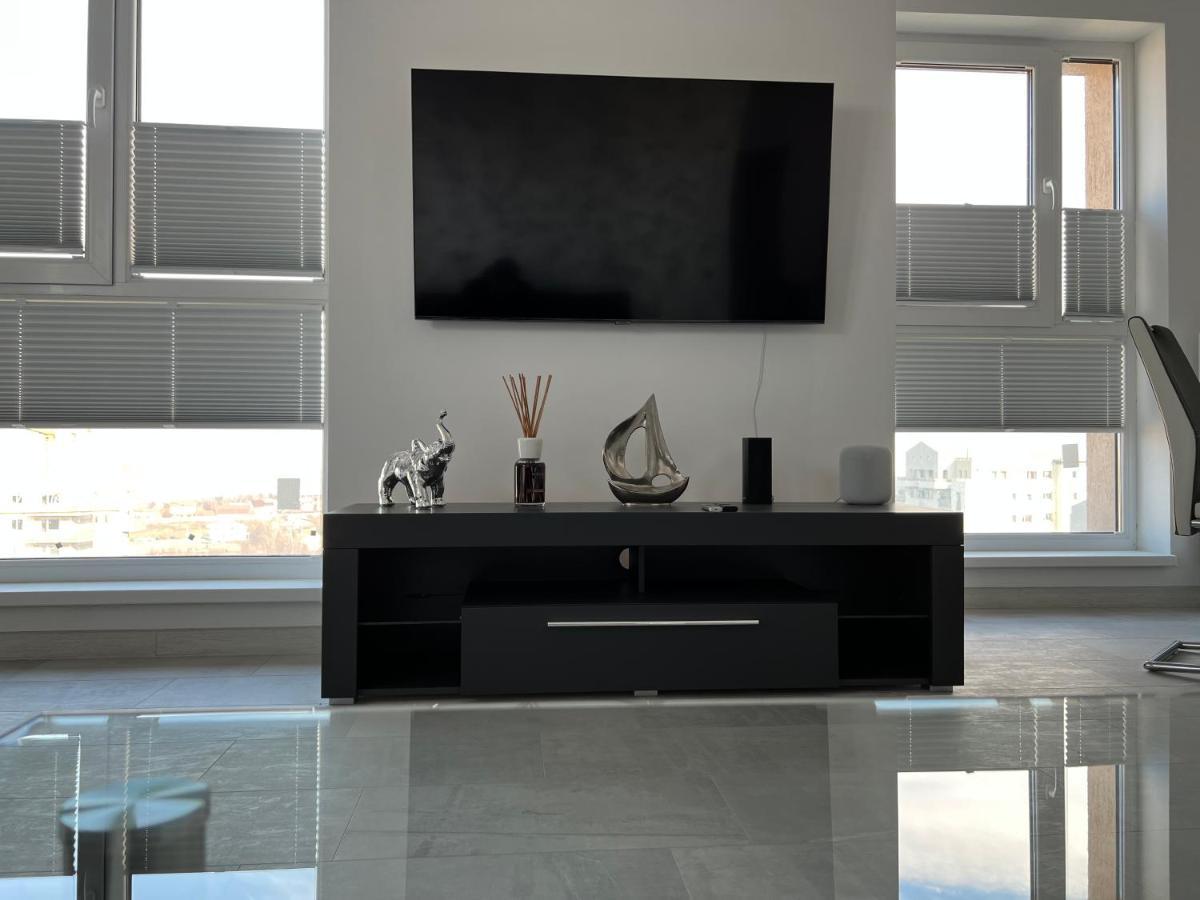 Stunning 2-room Penthouse With Lakeview W11