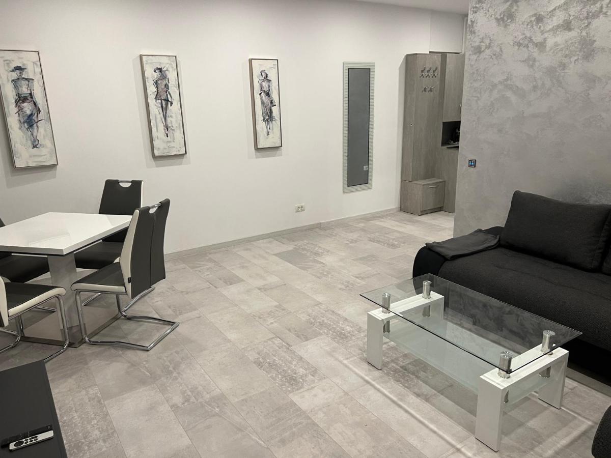 Stunning 2-room Penthouse With Lakeview W11