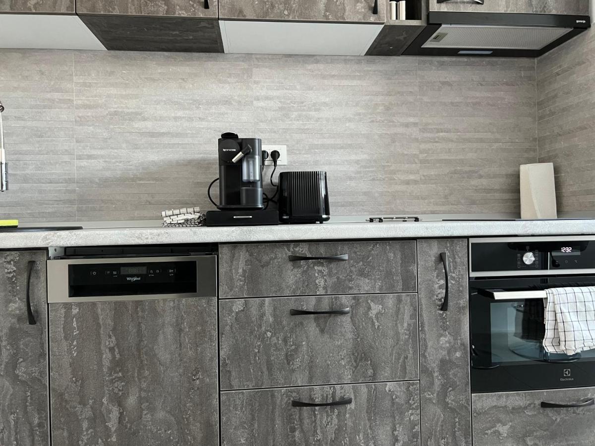 Stunning 2-room Penthouse With Lakeview W11 Apartament