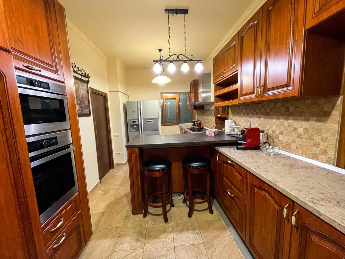 Apartment W/ Fire Place - Ground Floor