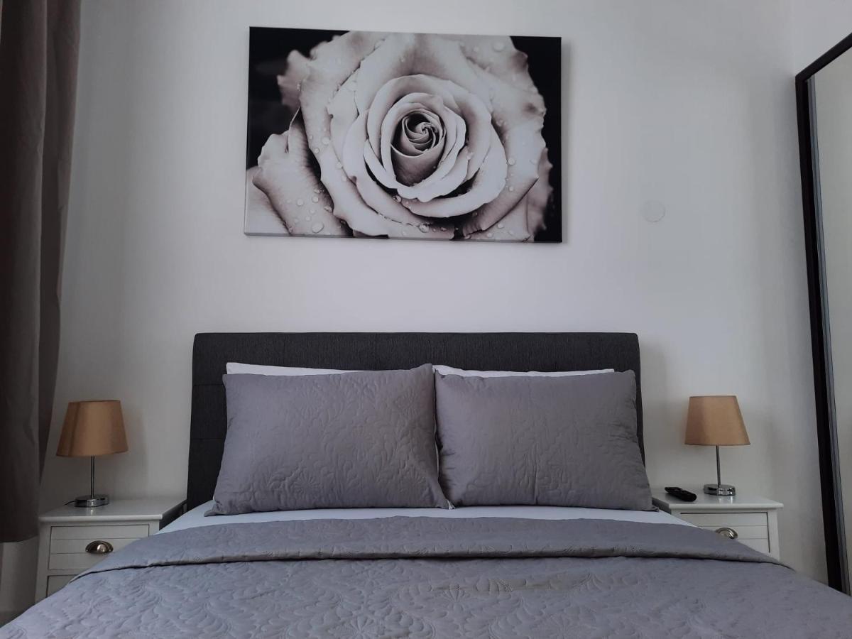 Luxury Center - Garofita Romana Apartment *