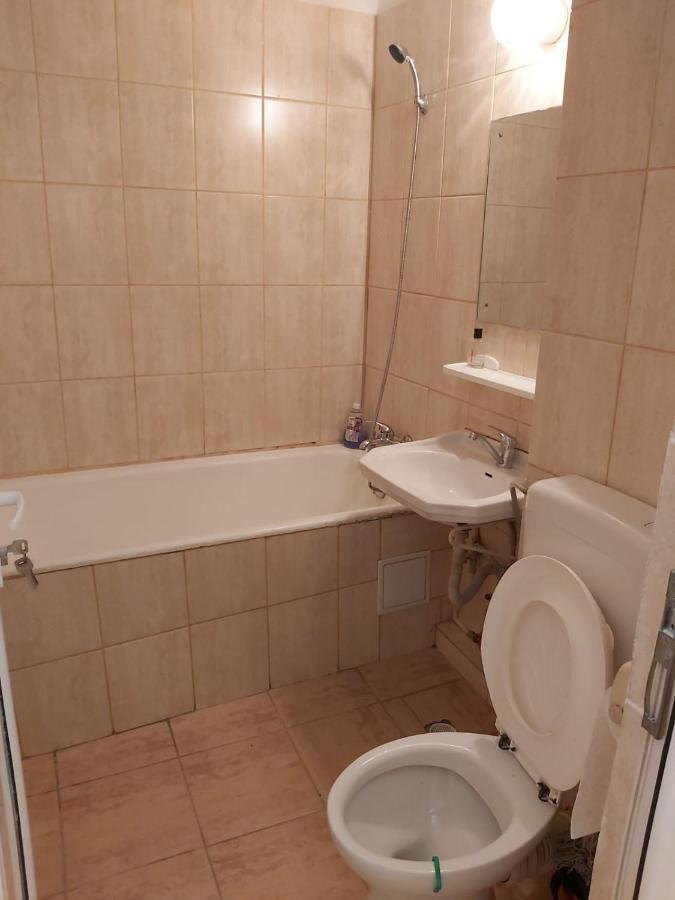 Apartament Metroufavoritgarsoniera Bucureşti