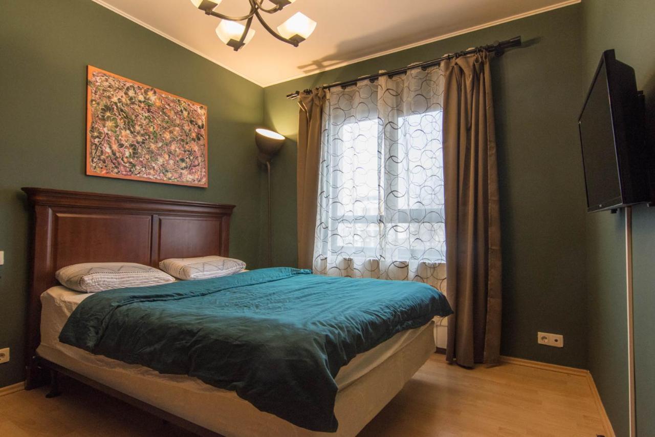 Queen Beds With Underground Parking Apartment