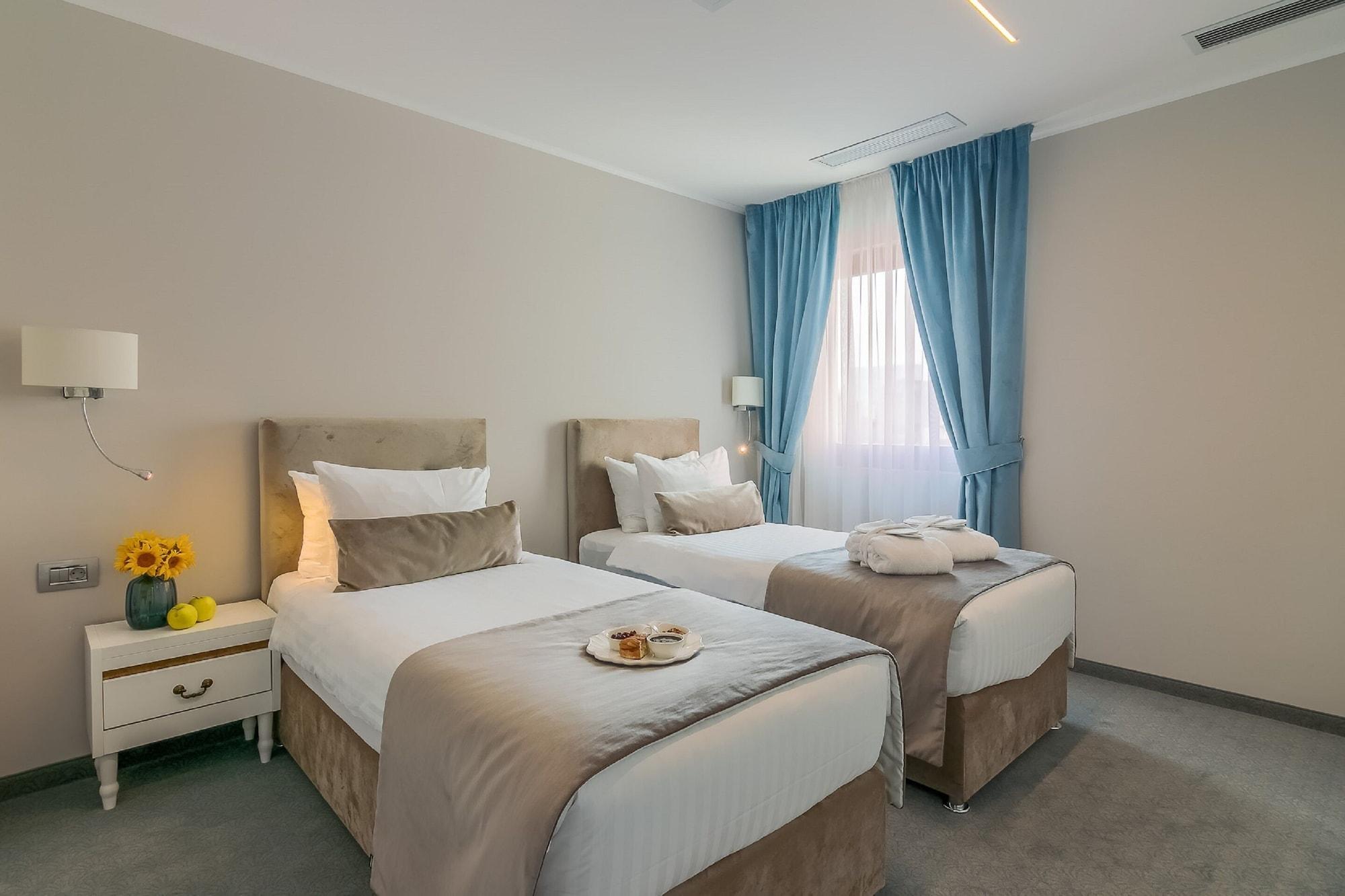 New Era Old Town Parking With Fee Nearby Hotel 4*