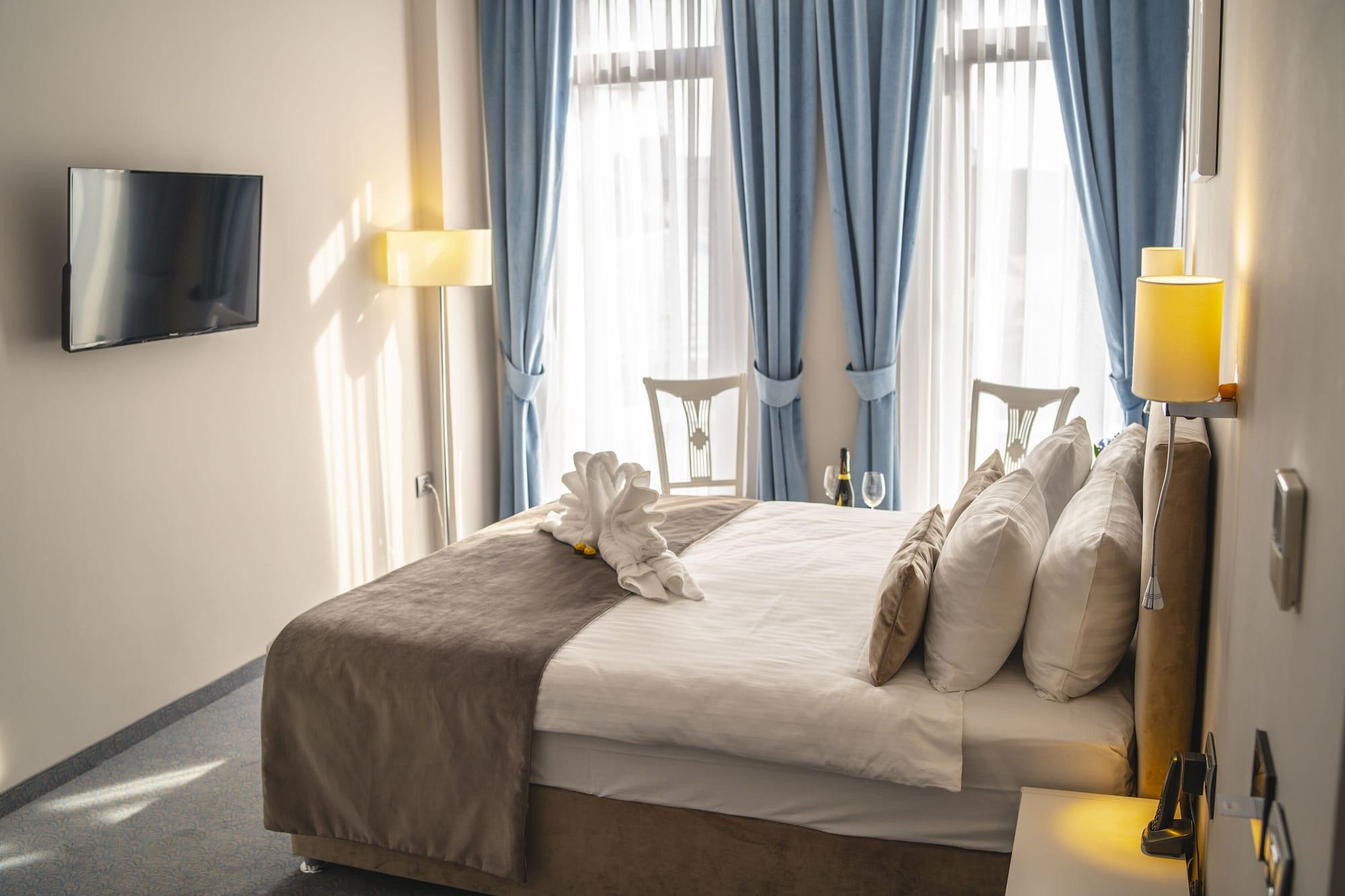 New Era Old Town Parking With Fee Nearby 4*