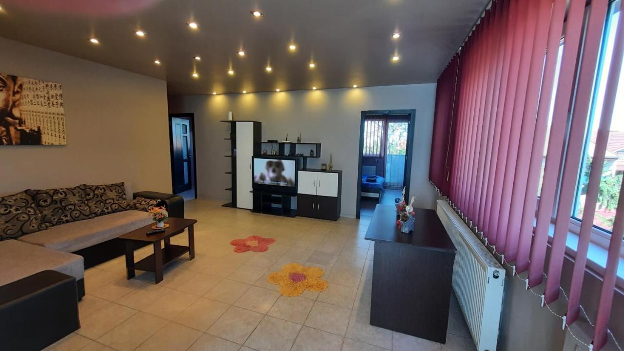 Spacious, Modern In New - Sleeps 6 *