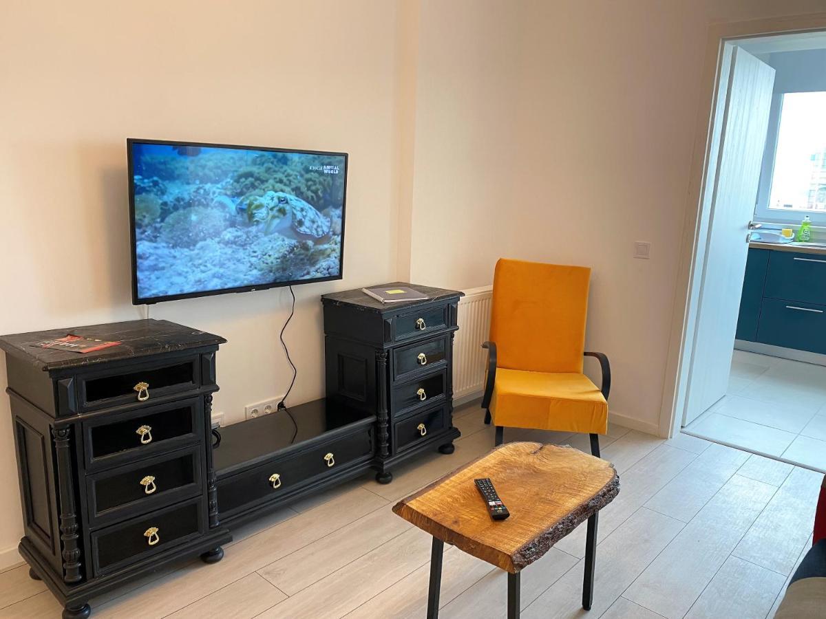 Plaza View Apartment *