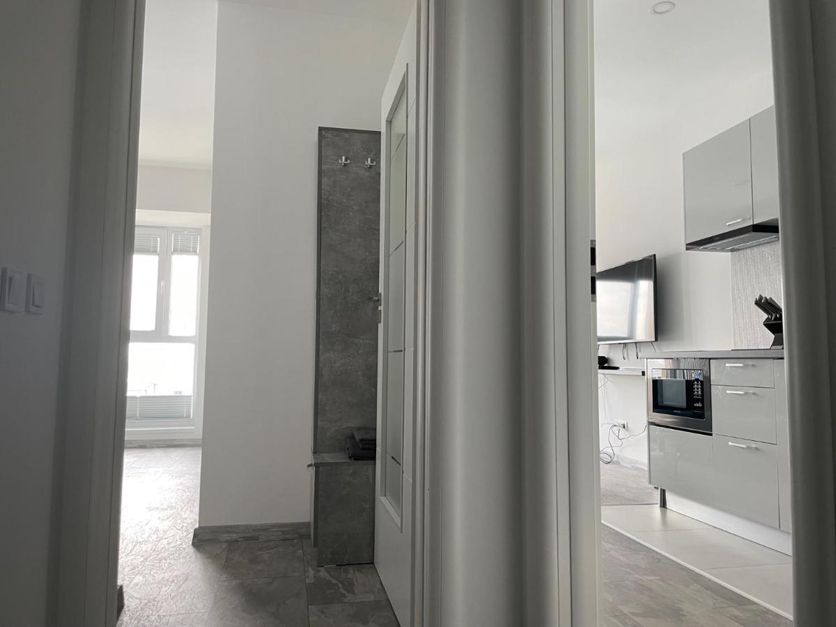 Cozy 2-room Penthouse Lakeview W14 *