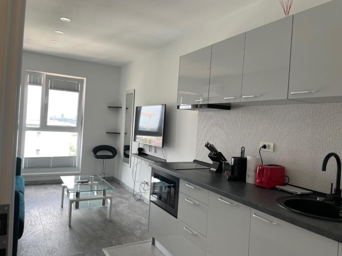 Cozy 2-room Penthouse Lakeview W14 *