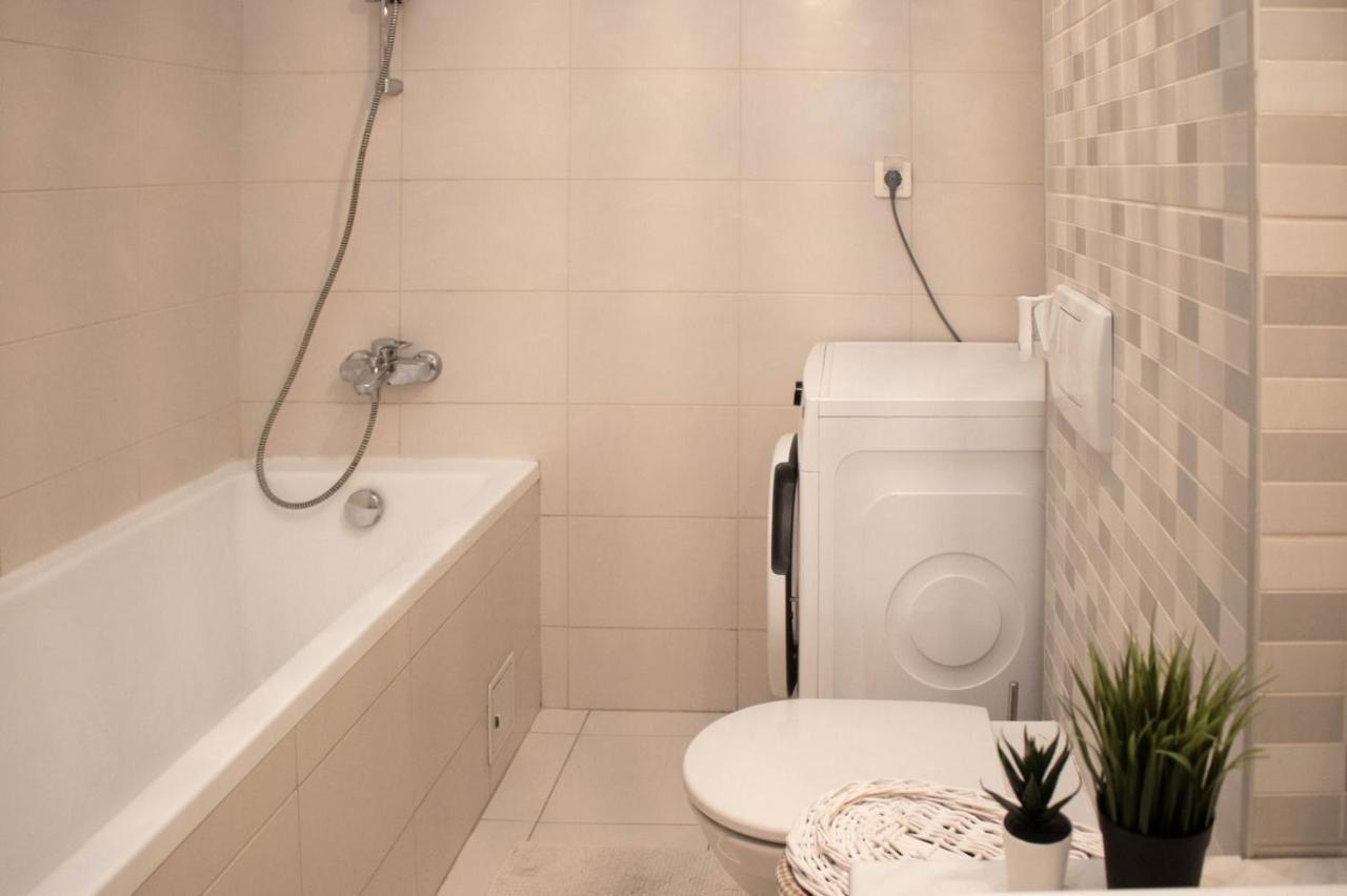 Cozy Special Queen Mary With Parking Apartment *