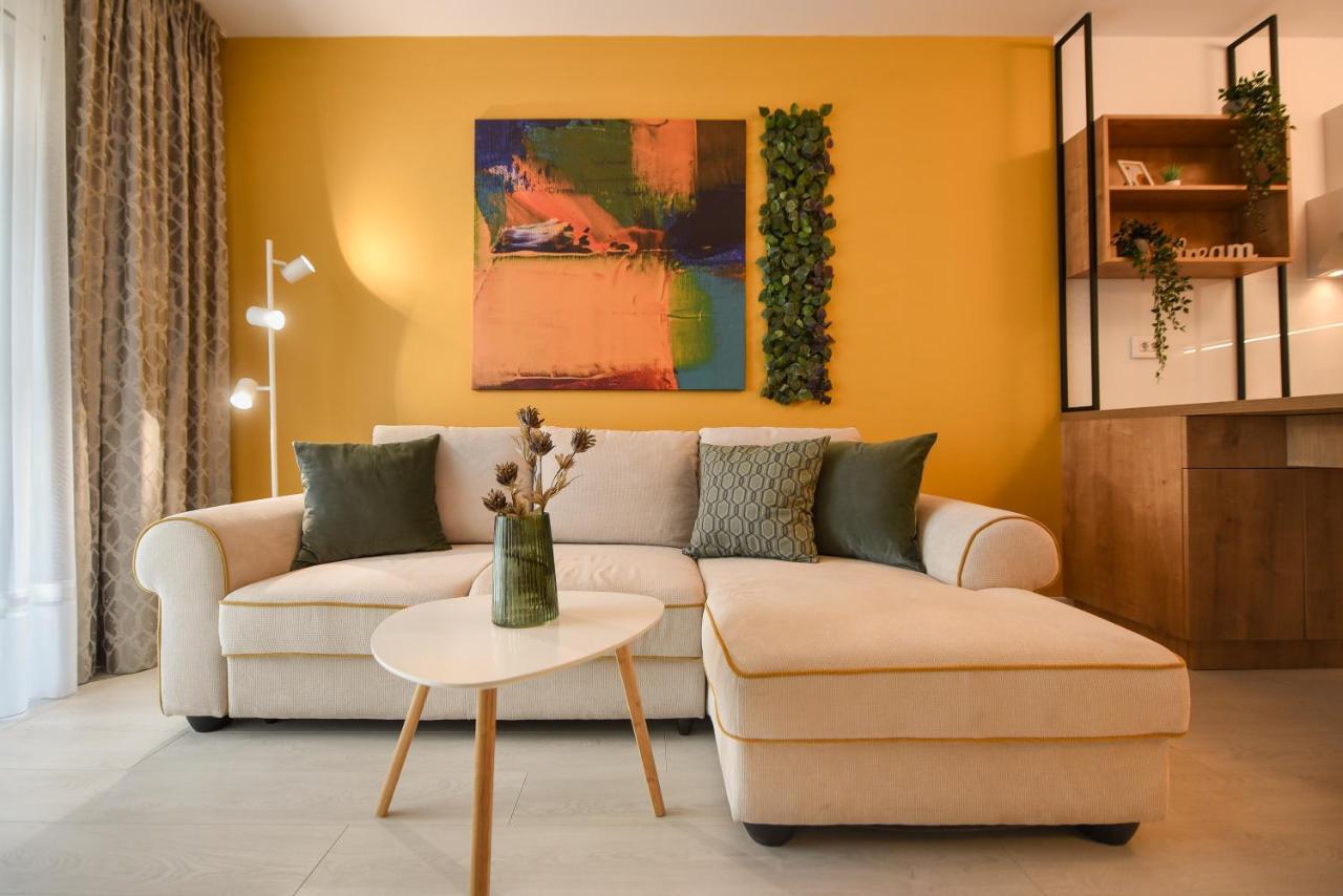 Colorful Fusion - Modern 1br Near Romexpo Center
