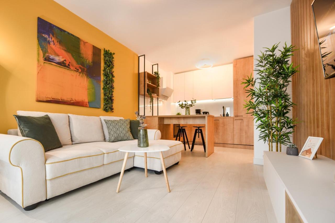 Colorful Fusion - Modern 1br Near Romexpo Center