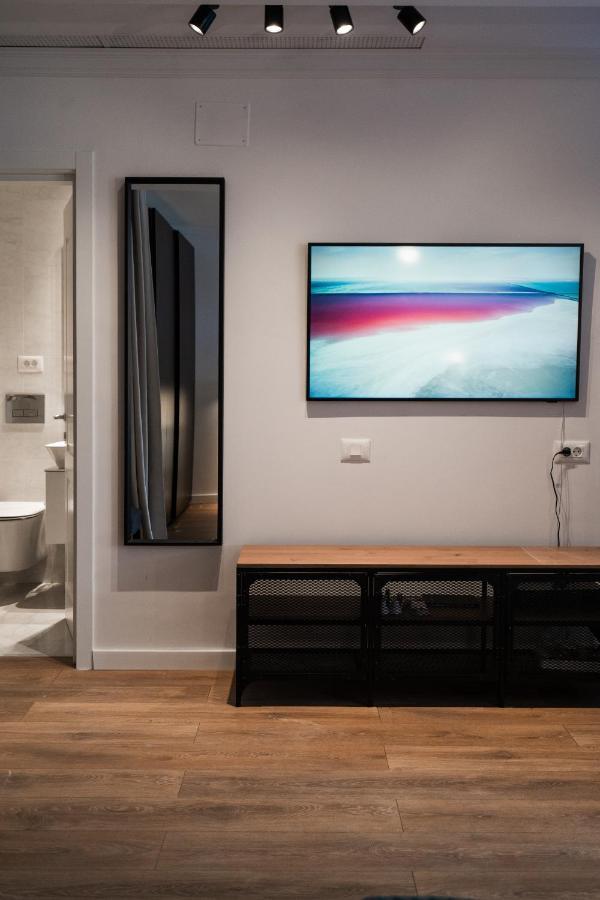 G34 - Modern @ Parliament Apartment