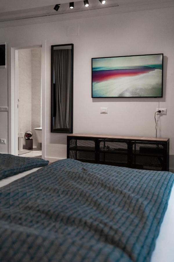 G34 - Modern @ Parliament Apartment *
