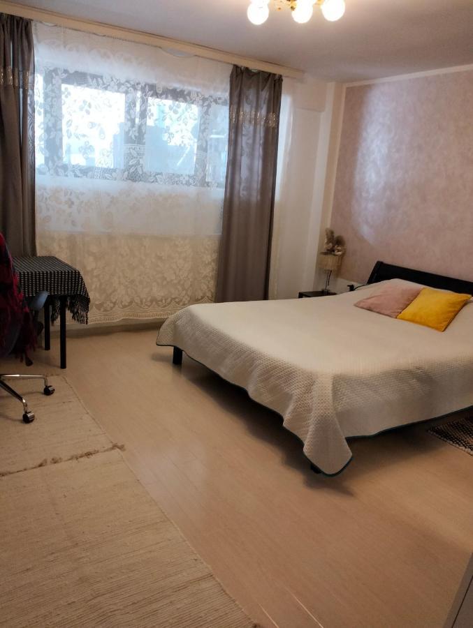 Gazde/Camere de închiriat Royal Awoun Bucureşti