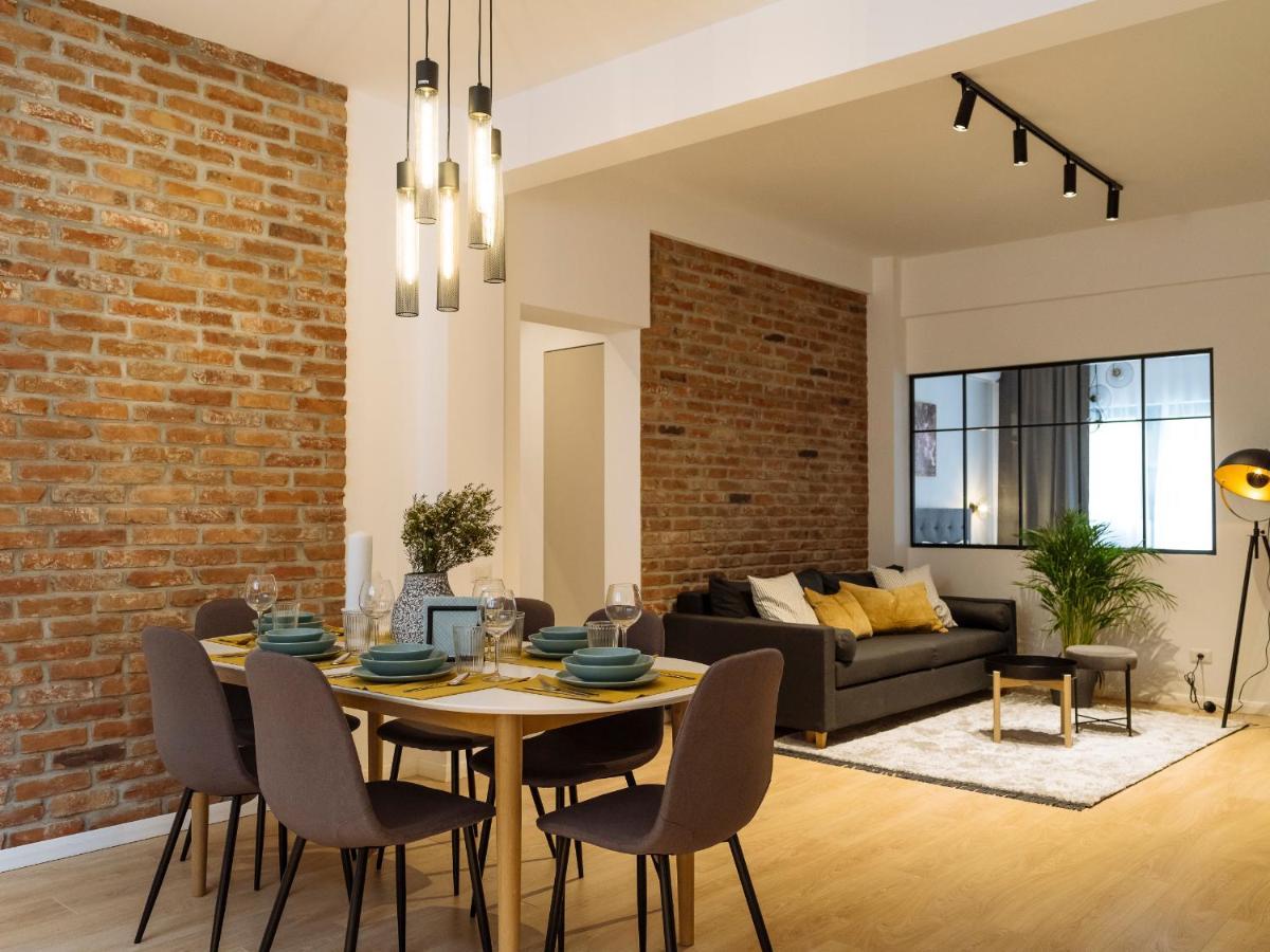 Bright 3br Flat - Location - View Balcony *