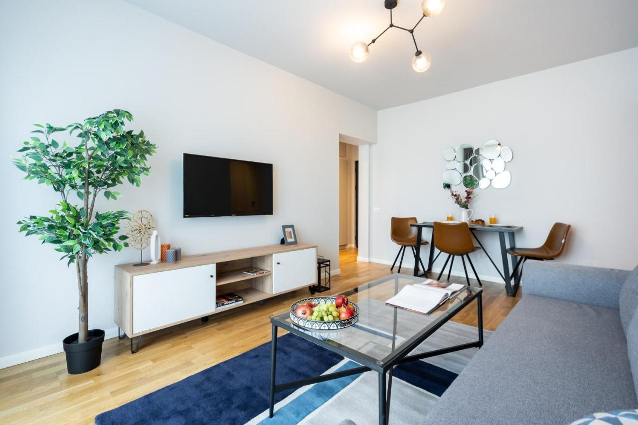 Bright 2br Flat - Location - Views