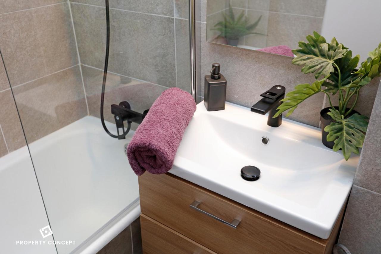 Brand New Lovely Near Metro Station *