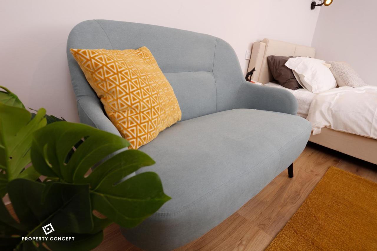 Brand New Lovely Near Metro Station *