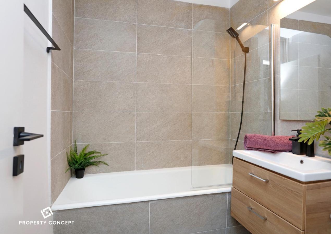 Brand New Lovely Near Metro Station Apartment *