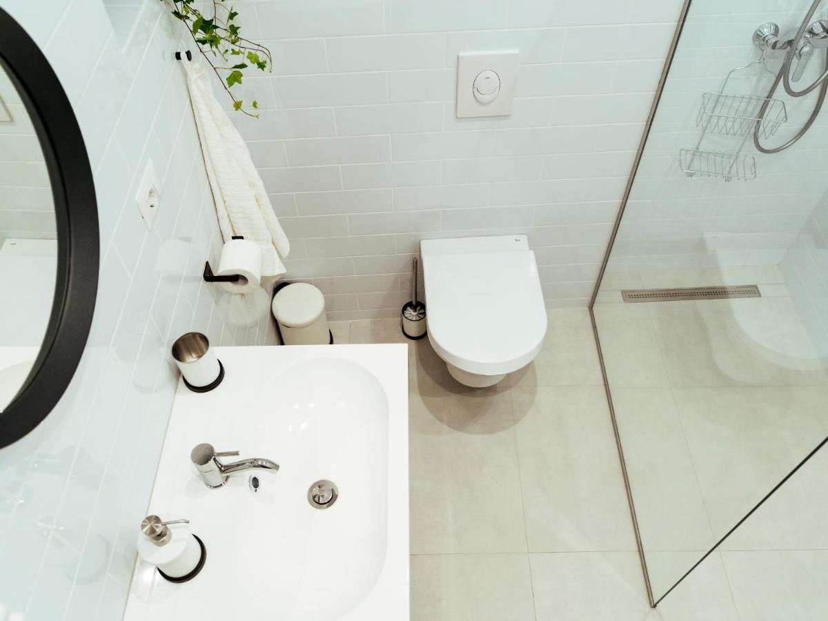 Bright 3br Flat - Location - View Balcony *
