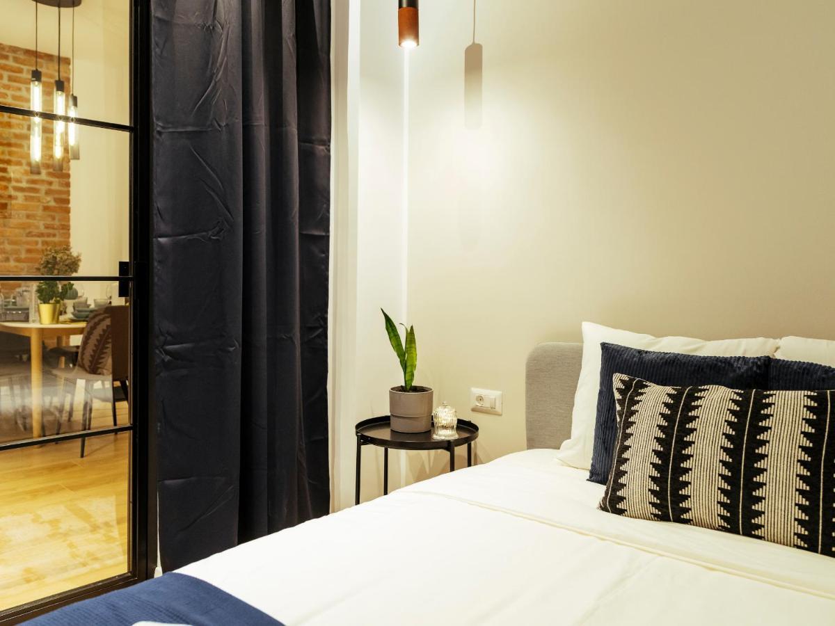 Bright 3br Flat - Location - View Balcony Apartment *