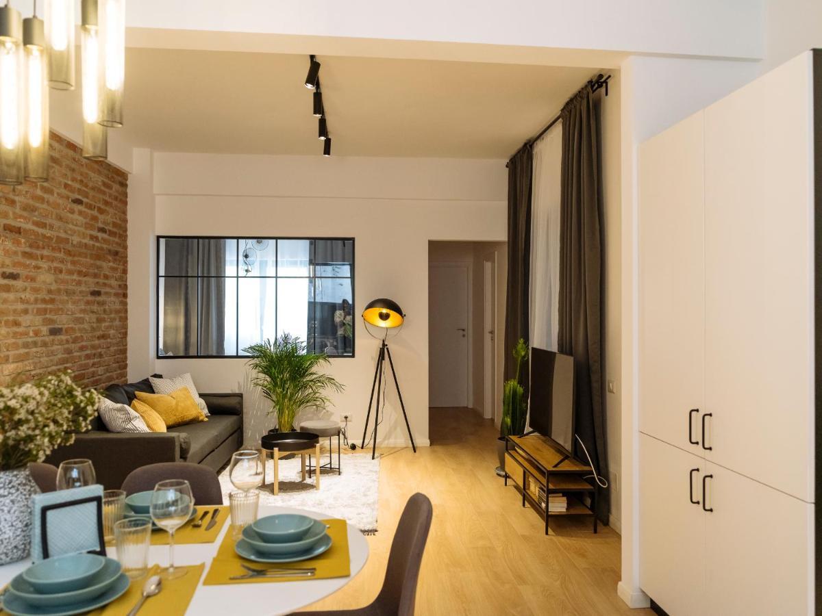 Bright 3br Flat - Location - View Balcony *