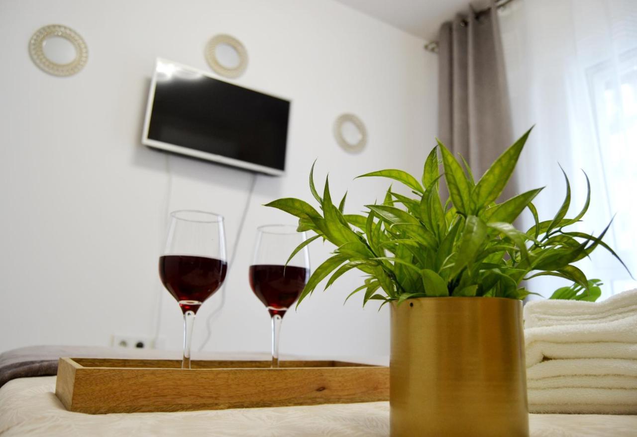 Sunshine - New & Quiet 1br Apt, Business Area, Close To Airport, Highway A3, Subway Bucureşti